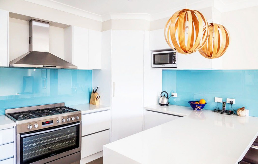 стеклянный фартук голубого цвета на белой кухне