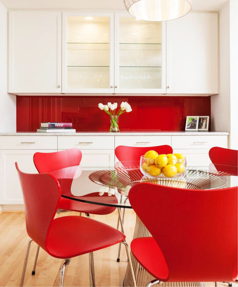 стеклянный фартук красного цвета на белой кухне