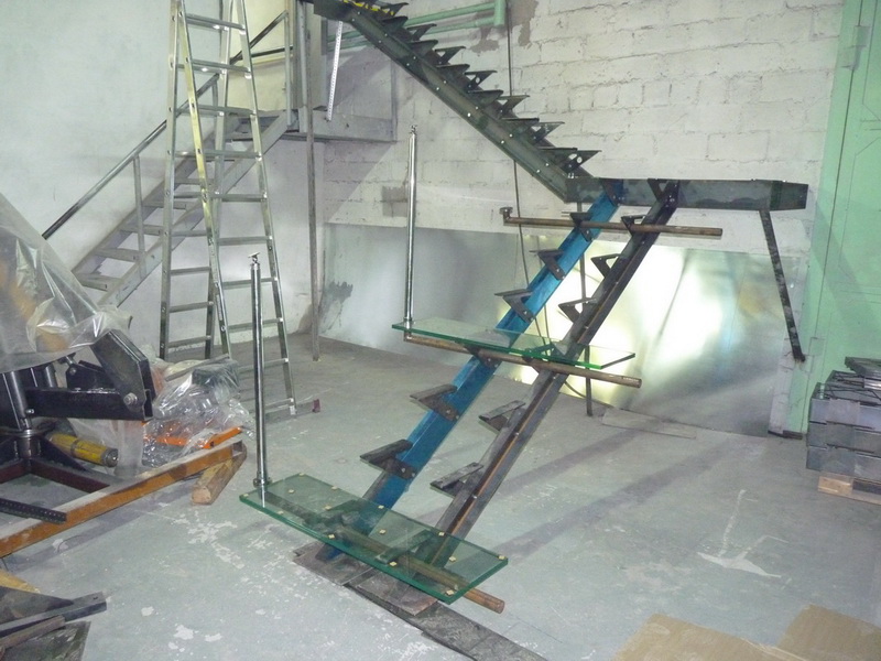 каркас стеклянной лестницы из металла
