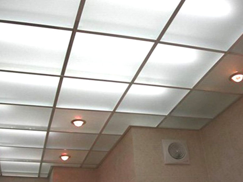 стеклянный потолок с точечными светильниками