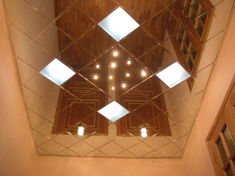 стеклянный потолок с растровыми светильниками