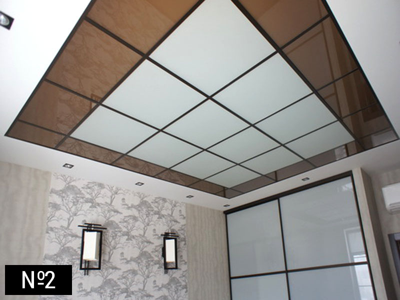 подвесной стеклянный потолок с окрашенным стеклом