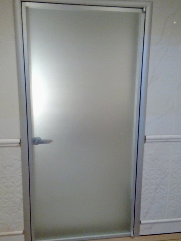 Стеклянная дверь в алюминиевой раме