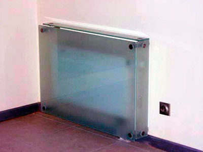 Стеклянный экран для радиатора отопления