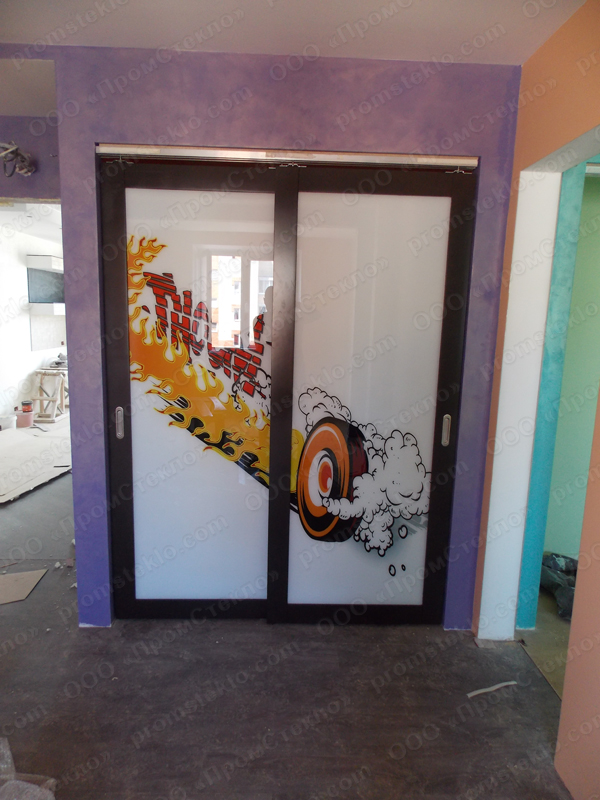 Дверь раскатная в деревянном обрамлении, художественный триплекс, г. Миассо