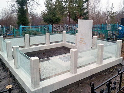 Стеклянное надгробие