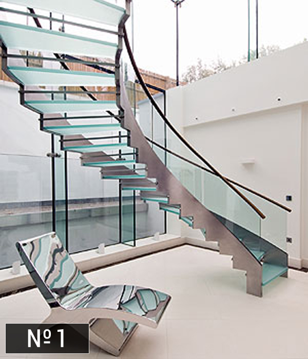 Радиальная стеклянная лестница на металлических тетивах фото
