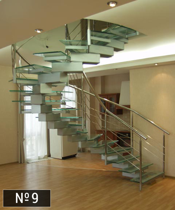 Винтовая стеклянная лестница на центральном металлическом косоуре фото
