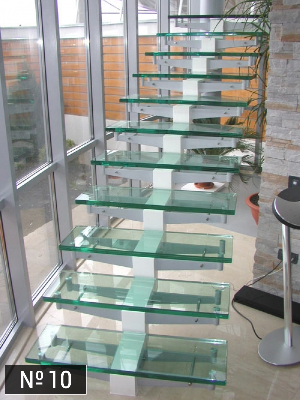 Маршевая стеклянная лестница на центральном металлическом косоуре фото