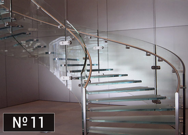 Винтовая стеклянная лестница на стеклянных тетивах фото