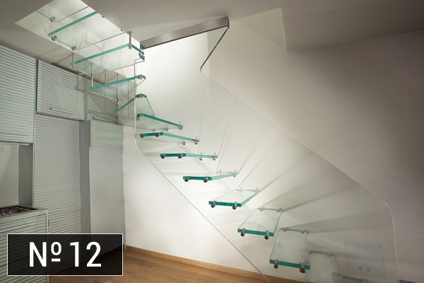 Цельностеклянная лестница с комбинированным креплением фото
