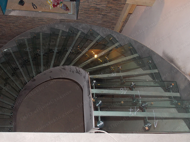 Стеклянная лестница со ступенями из стекла наша работа
