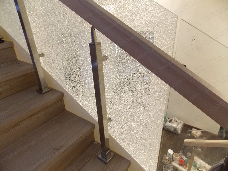 Разбитый элемент ограждения лестницы из триплекса 